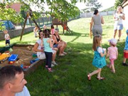 Společné odpoledne rodičů a dětí - natírání popelnic